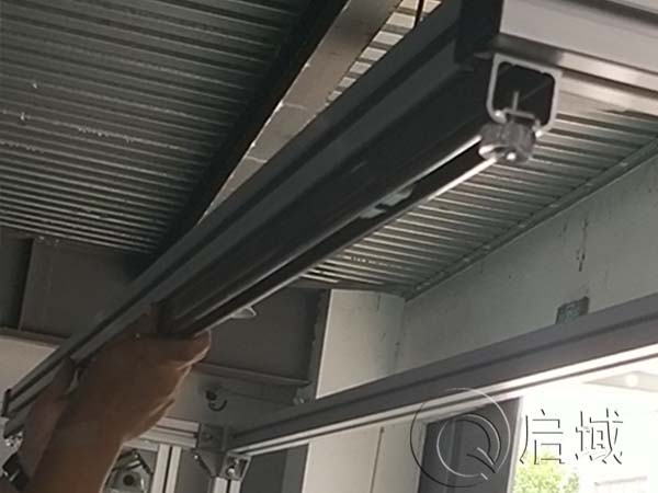 鋁型材工作台上安裝導軌槽